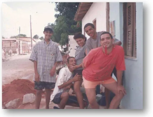 Foto 7: Antônio (camisa branca), Del Lagamar (camisa cinza) e amigos da  comunidade do Lagamar