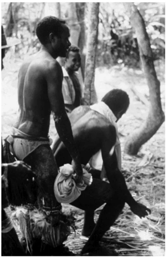Figura 1. Postura Nggariik, aldeia Tambunam,  1999 (E.K. Silverman)