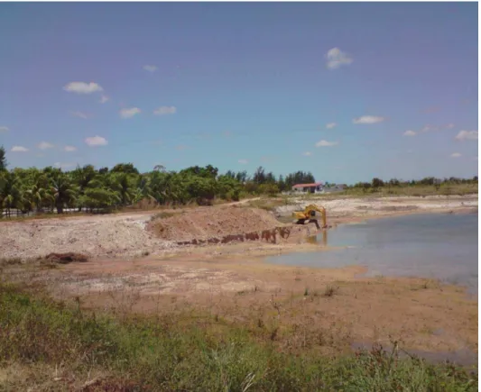 Foto 4.2 – Aspecto da extração de areia na Lagoa do Recanto no município de Aquiraz  (Foto do Autor)
