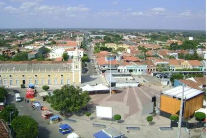 Figura  02  –  Vista  panorâmica  da  cidade  de  Limoeiro  do  Norte,  incluindo  a  igreja  matriz  e  a  praça  que  a  cerca,  onde  a  zona  urbana  foi  iniciada