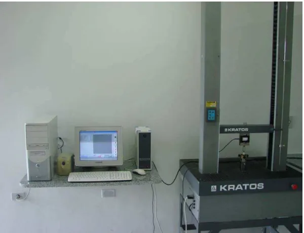 Figura 1 - Máquina universal de ensaios Kratos acoplada ao computador para registro                    de força e imagens gráficas  