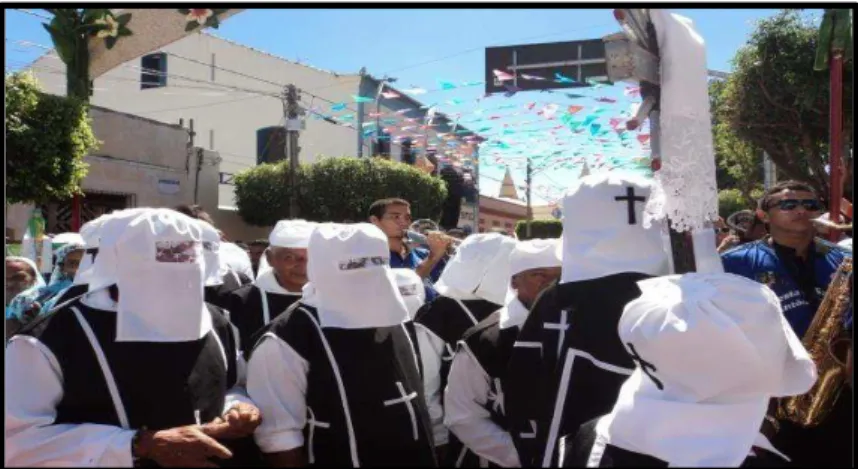 Foto  4:  Grupo  de  Penitentes  Irmãos  da  Cruz  do  Sítio  Cabeceiras,  no  desfile  dos  grupos  folclóricos  na  Festa de Santo Antônio