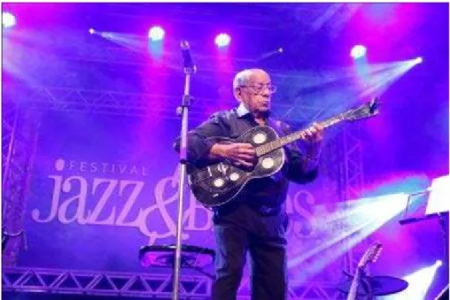Figura 13 – Zé Menezes toca em seu violão tenor no 12º Festival de Jazz e Blues de Guaramiranga
