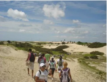 Foto 10 – Estudantes em trilha ecológica nas dunas.