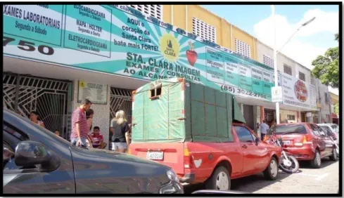 Figura 9  –  Registro fotográfico de um transporte alternativo (pau-de-arara) advindo do interior do Ceará,  estacionado em frente a algumas clínicas médicas populares, no Quarteirão das Clínicas, em Fortaleza  – CE  