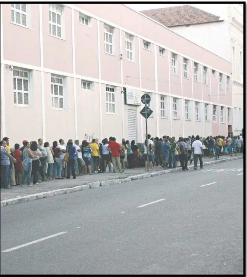 Figura 5  –  Fotografia da fila de espera para o atendimento particular na Santa Casa, localizado na entrada  lateral da Rua Doutor João Moreira  