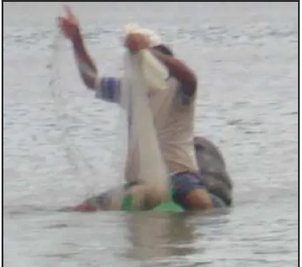 Figura  9:  Pescador  erguendo  a  tarrafa,  desembaraçando-a  e  preparando-a para o lanceio
