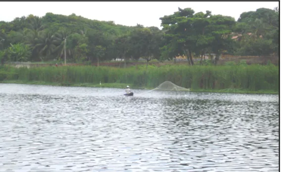 Figura 10: pescador jogando tarrafa nas  margens  menos visualizada da lagoa. Foto: Helio  Monteiro, 2008