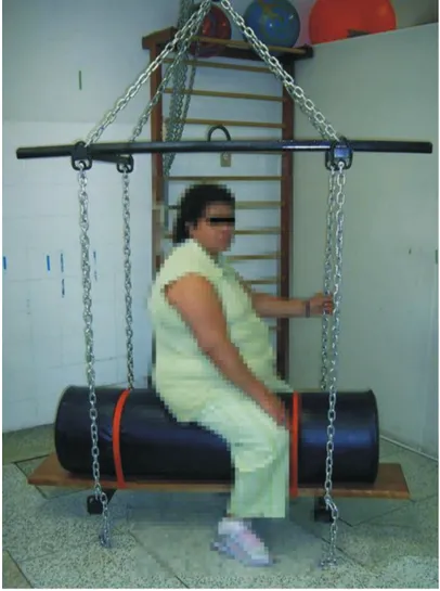 Figura 2  - Paciente sentada no balanço, com pés apoiados, tronco alinhado, 70° de flexão coxofemoral