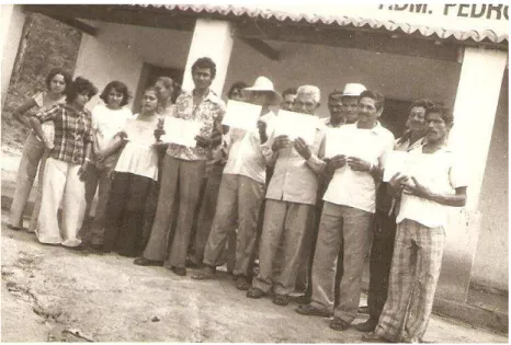Figura 11: Trabalhadores posam para a fotografia e exibem com orgulho os certificados após  a conclusão do minicurso, 1969