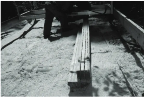 Figura 1.  Desdobro de madeira na serra portátil.