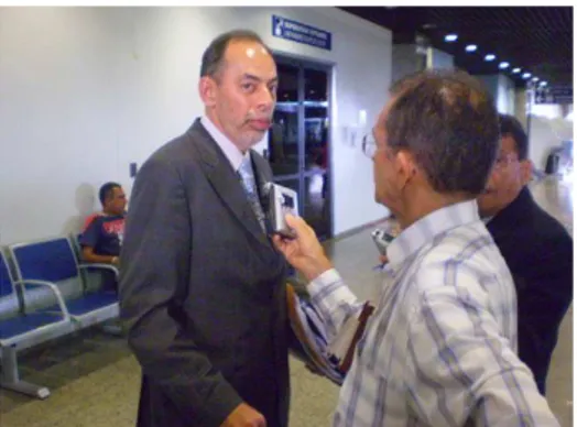 Figura 13: jornalista Tarcísio Colares entrevista o senador Inácio Arruda em seu  desembarque no aeroporto de Fortaleza