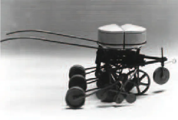 Figura 4. Protótipo da semeadora adubadora construído  pelo IAC, acoplado ao chassi porta-implementos.