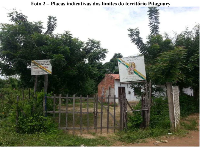 Foto 2  –  Placas indicativas dos limites do território Pitaguary 