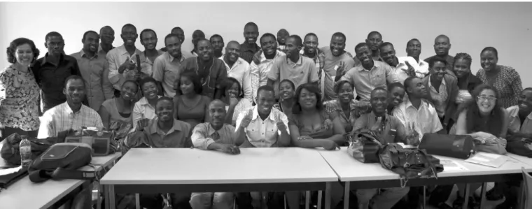 Figura 1: Encerramento da Oficina de Integração de Manutenção Predial, de Instalações e Equipamentos no Haiti, 49  participantes e as professoras Luisa Pessoa e Ildary Machado (Foto: Pedro Linger, 2014)