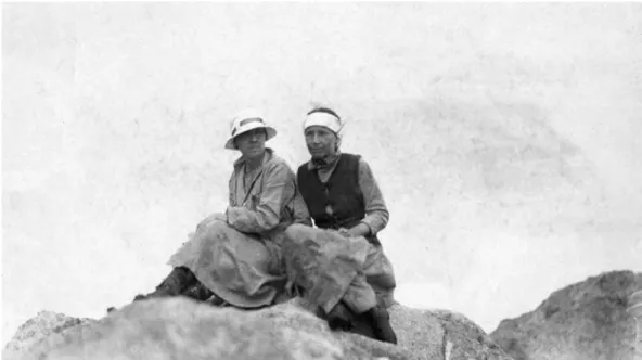 Figura 5: Maria Bandeira e Agnes Chase no pico das Agulhas Negras, Itatiaia, Rio de Janeiro