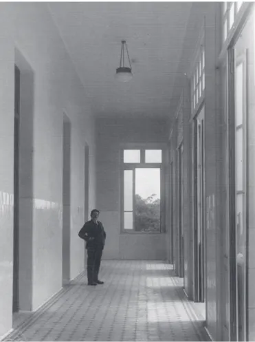 Figura 2: O fundador, Eduardo Borges da Costa, no  corredor do Instituto de Radium, década de 1920   (Acervo do Centro de Memória da Medicina)