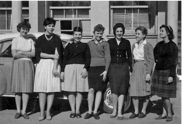 Figura 7: Da esquerda para a direita: Helga Winge, Maria Luiza Reguly, duas bolsistas, Nena Basilio Morales, Marly Napp  e Clara Maria P