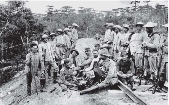 Figura 6: “Integrantes da Companhia de Engenheiros do Segundo Batalhão reunidos junto ao posto telefônico de campanha” (Álbum..., imagem 52, 1914-1915)