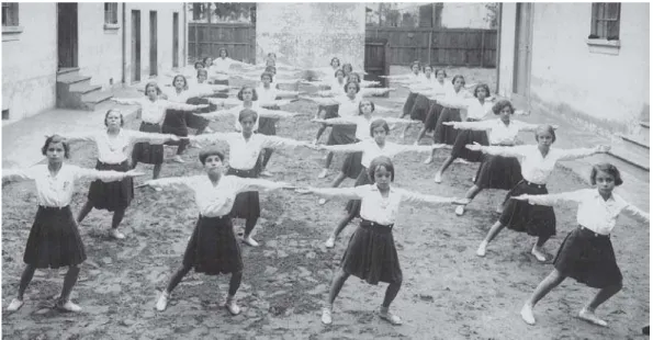 Figura 1: Ginástica para meninas; aula de educação física escolar em Porto Alegre, na década de 1930