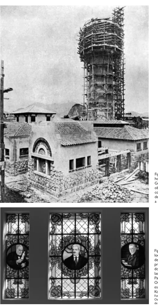 Figura 6   O hospital Gaffrée e Guinle durante as obras de construção. Em destaque ao fundo, a torre dágua Figura 7  Vitral localizado na escada de acesso ao primeiro pavimento do biotério