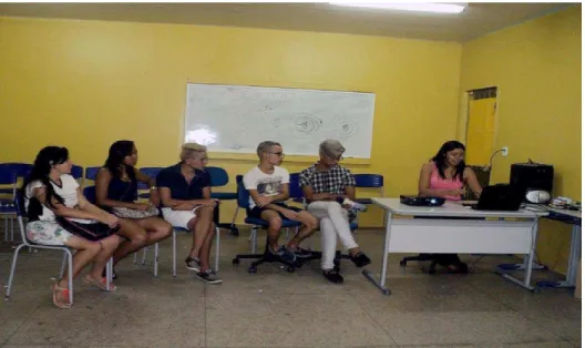 Figura  1  -  Estudantes  da  EEFM.  Dona  Maria  Amélia  Bezerra  participando  de  oficina de locução