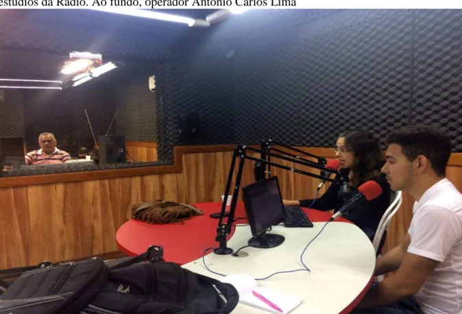 Figura 5 - Bolsistas Carlos Eduardo Freitas e Taís Barros apresentam o Programa ao vivo, nos  estúdios da Rádio