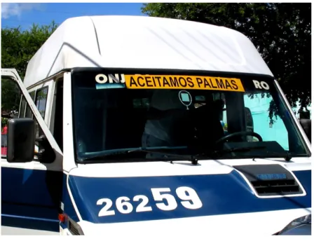 Foto  06:  Adesivo  publicitário  da  moeda  Palmas,  afixado  no  pára-brisa  da  topic  59,  que  faz  o  transporte  de  passageiros do Conjunto Palmeiras para o Centro de Fortaleza
