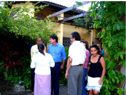 Foto 04: Em visita à ASMOCONP e ao Banco Palmas, candidatos em campanha eleitoral conhecem os espaços da  instituição, acompanhados por Marinete Brito da Silva, líder comunitária (Imagem captada por George Paulino no  dia 26/07/2006)