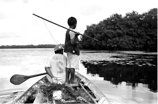 Figura 1. Bolão se exercita ao arpão, em busca de pequenos peixes, sob as orientações de seu pai, o arpoador  Macó