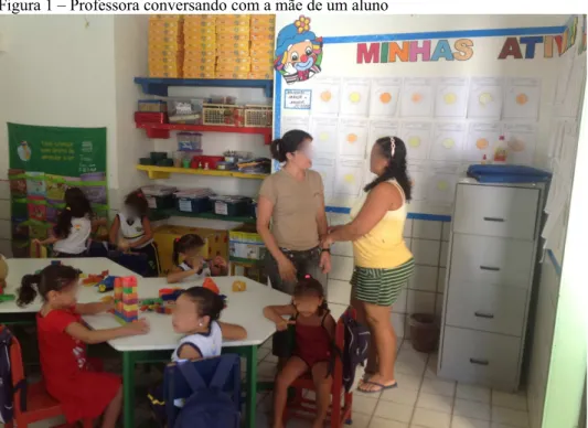 Figura 1 – Professora conversando com a mãe de um aluno