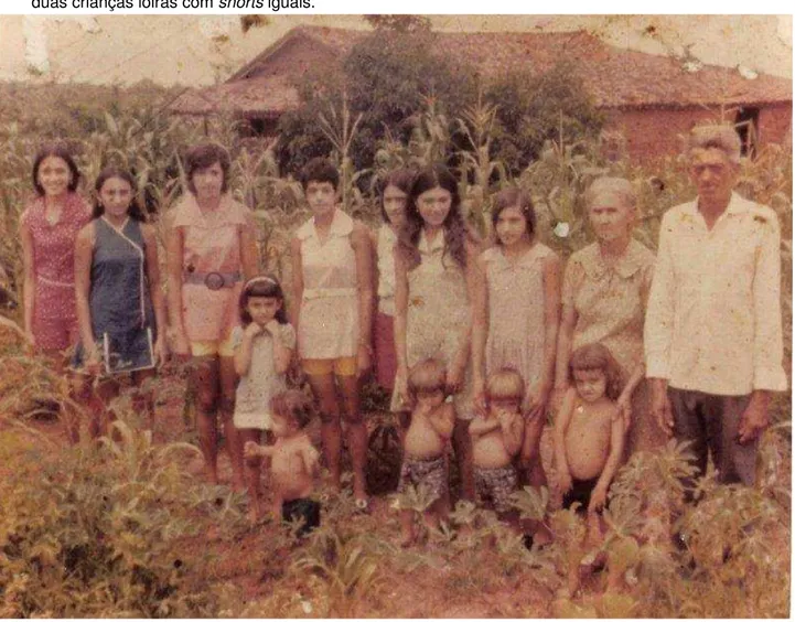 Figura 12 – A família: mãe, avô, avó, tias, irmão, irmã. Damião e o seu irmão gêmeo, Cosme, são as  duas crianças loiras com shorts iguais