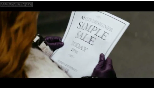Figura  9-Na  cena  acima  Becky  encontra  um  anúncio  publicitário  na  rua  de  uma  liquidação  de  produtos  de  marcas de grife