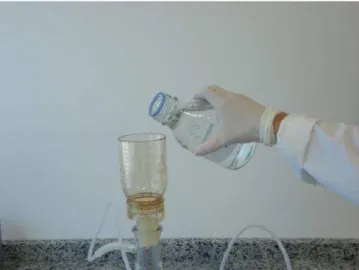 Figura 2.4  –  Filtragem da água realizada em recipiente inox ou de vidro  (Fonte: OLIVEIRA, 2011)
