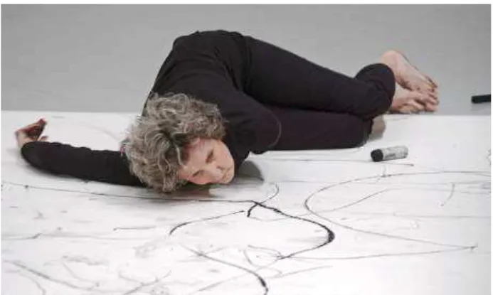 Figura 11 – Trisha Brown em It’s a Draw/Live Feed (2003), performance no Philadelphia Museum of Art.