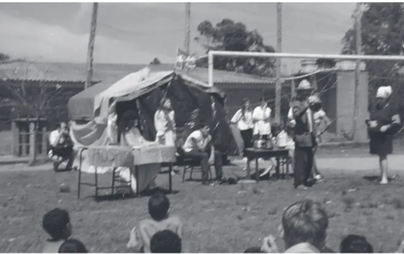 Foto 8:  Encenação  de  teatro  no  acampamento  de  estudantes  da  escola Nova Sociedade.