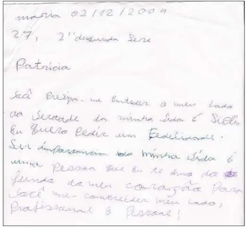 Foto 3: Mariana, durante a escrita do bilhete