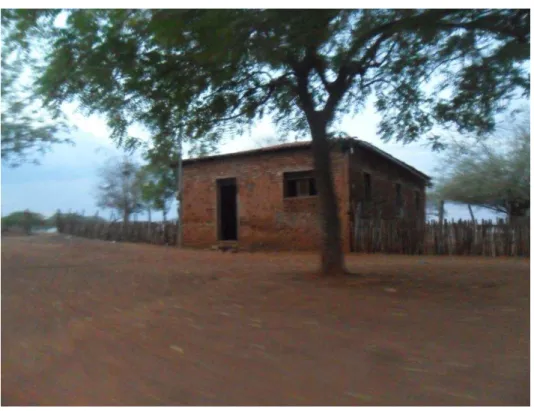 Figura 21 - Casa de prostituição e venda de bebidas alcoólicas recentemente inaugurada  no caminho entre o Assentamento  Milagres  e a  empresa  Agrícola  Famosa (Região da  Chapada - Apodi)