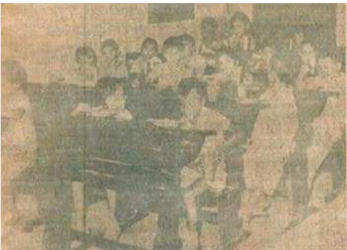 Fig. 05 -  ARAGÃO, Ezaclir. ASPECTO de uma classe  durante a distribuição de almoço..Fonte: Jornal O Povo,  17/05/1966.