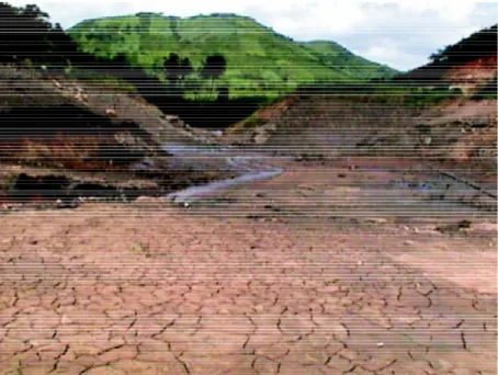FOTO 2 - Barragem arrombada no Município de  Palmácia. Vista de Montante para Jusante (abril/2001).