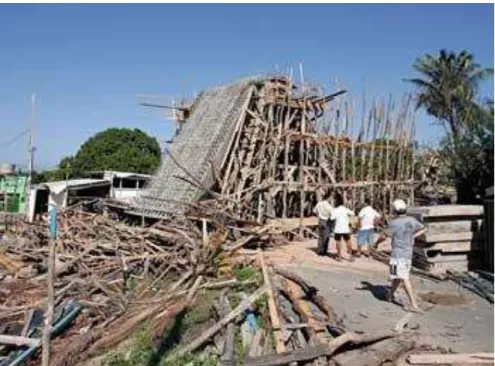 Figura 8 - Colapso de torre de escoramento de madeira utilizada na construção do viaduto  na rodovia CE-040 (Diário do Nordeste, 2008)