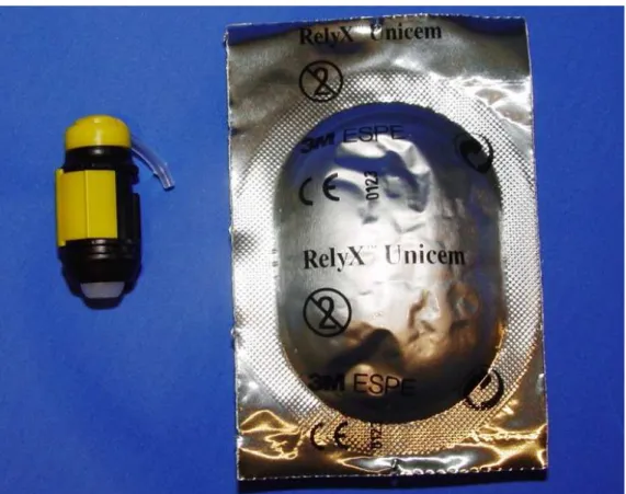 FIGURA 4 - Cápsula e embalagem do cimento resinoso RelyX Unicem 