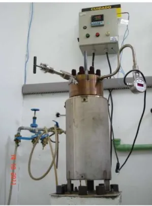 Fig. 3.1 - Autoclave onde foram realizados os experimentos de hidrogenação no laboratório de Materiais  das Indústrias Nucleares do Brasil