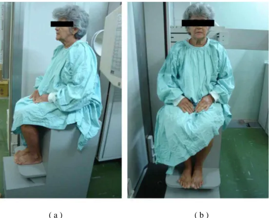 Figura 1a - Paciente posicionada no assento para cinedefecografia (visão lateral)                b -  Visão frontal 