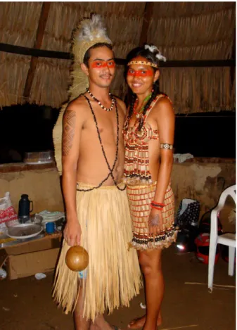 Fig. 14: Casal Tapeba trajando roupas do desfile 2010. O traje feminino é a criação final do processo  aqui citado