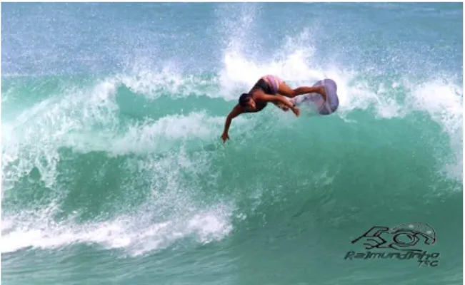 Figura 13 - Surfista profissional Tita Tavares, uma das atletas  mais vitoriosas no esporte, ainda hoje mora na comunidade.
