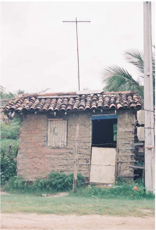 Figura 13 - Ocupação da margem esquerda do rio Maranguapinho por casa de  baixo padrão de infra-estrutura no bairro Parque Genibaú