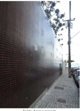 Figura 3.2 – Interface público-privada conformada apenas por elemento de fechamento do lote   e calçada: muro de edifício residencial no bairro Meireles, Fortaleza-CE