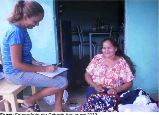 Foto 6 – Jovem da Comunidade aplicando o questionário a residente da comunidade  das Pitombeiras
