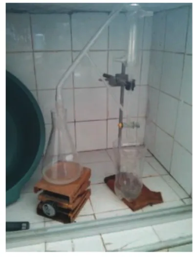 Figura  09:  Aparelho  do  tipo  Clavenger  modificado,  utilizado  para  extração  dos  óleos  essenciais  por  meio  da  técnica  de  destilação  por  arraste  à  vapor  d’água